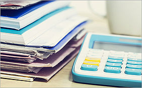 pile de dossier avec une calculatrice